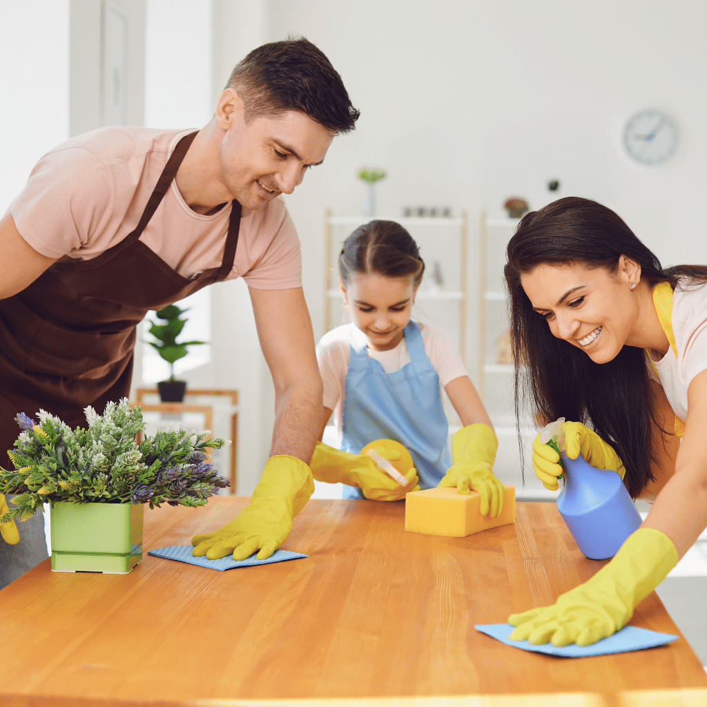 famille faisant le ménage, après avoir fait un calendrier familial