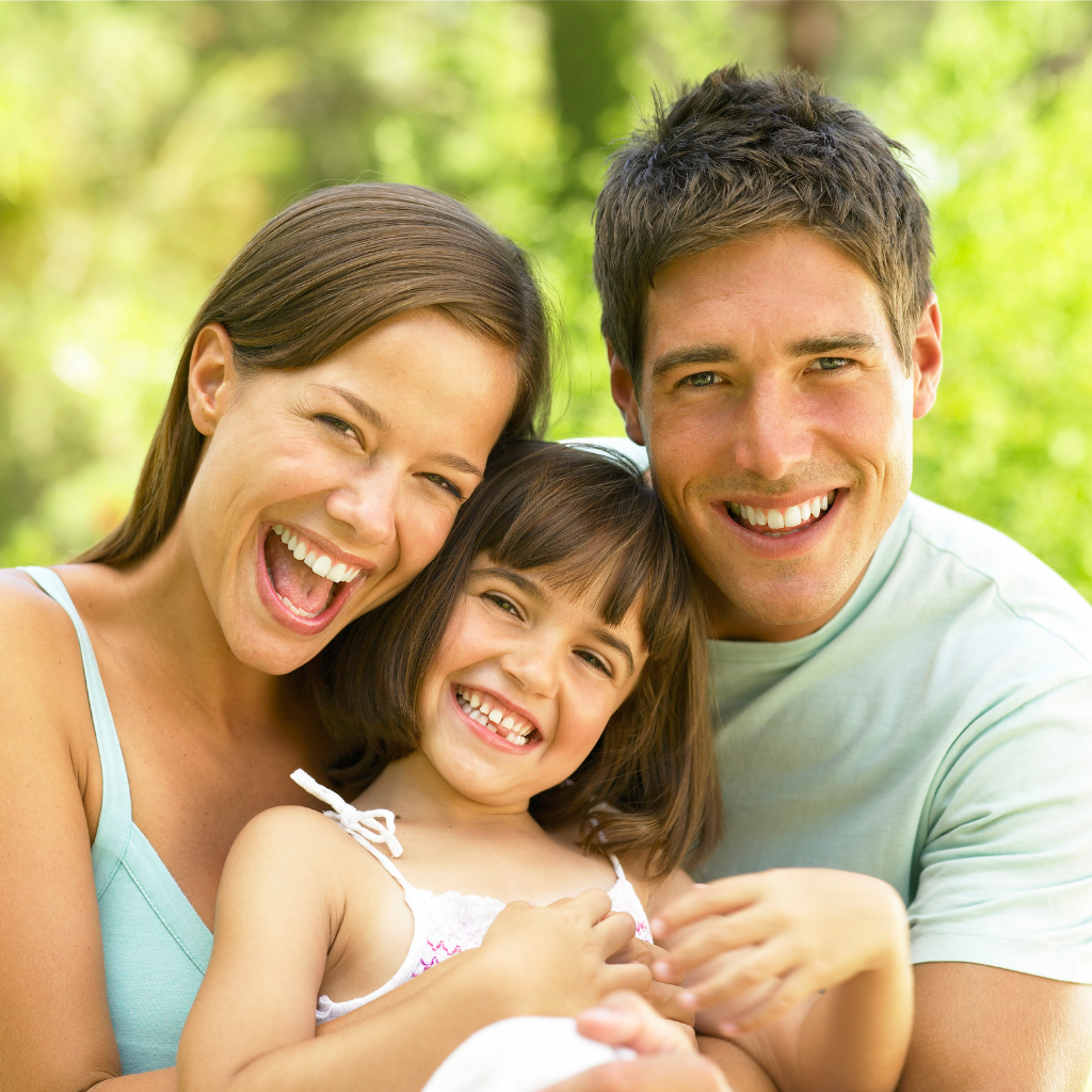 famille souriante après avoir fait un calendrier familial pour apaiser les tensions