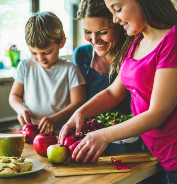 Famille cuisinant ensemble