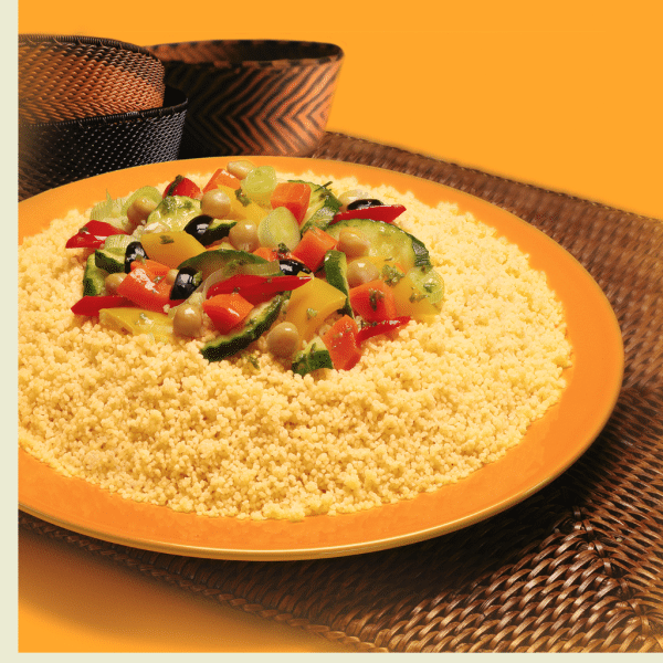 assiette avec des légumes à couscous et de la semoule