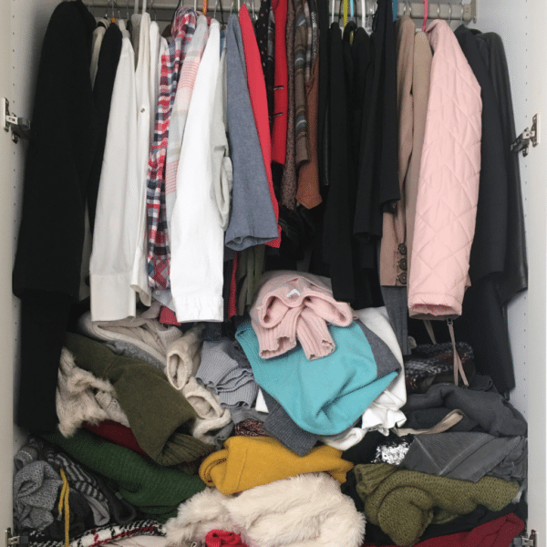 Penderie pleine, le dressing est plein à craquer