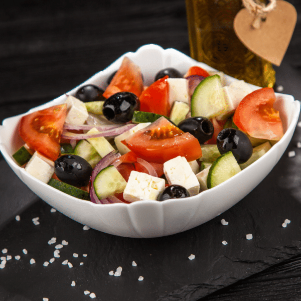 salade grecque dans une coupelle