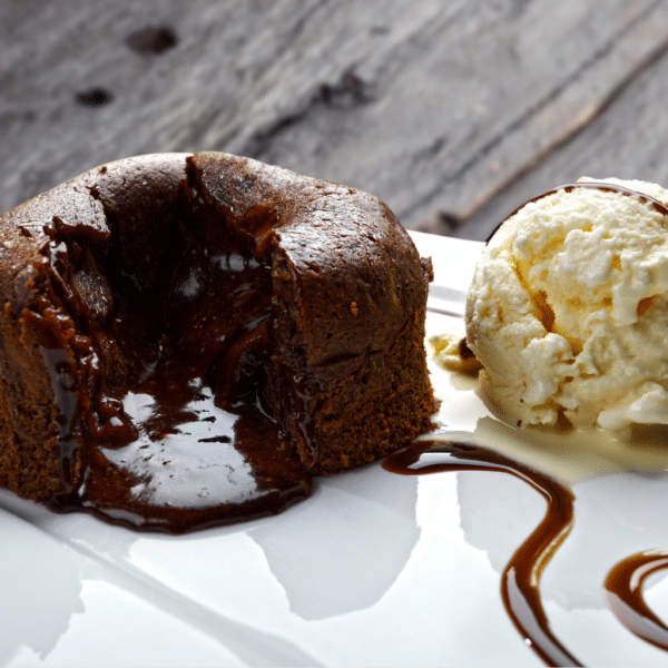 gateau individuel avec un coeur coulant et une boule de glace vanille