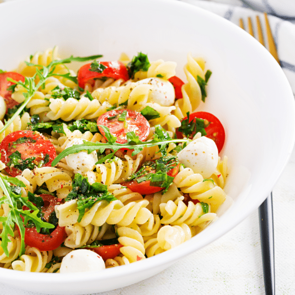 une assiette blanche avec dedans une excellente salade de pâtes