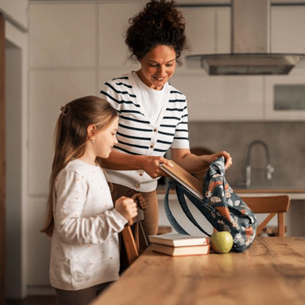 maman avec sa fille en train de préparer son sac d'école